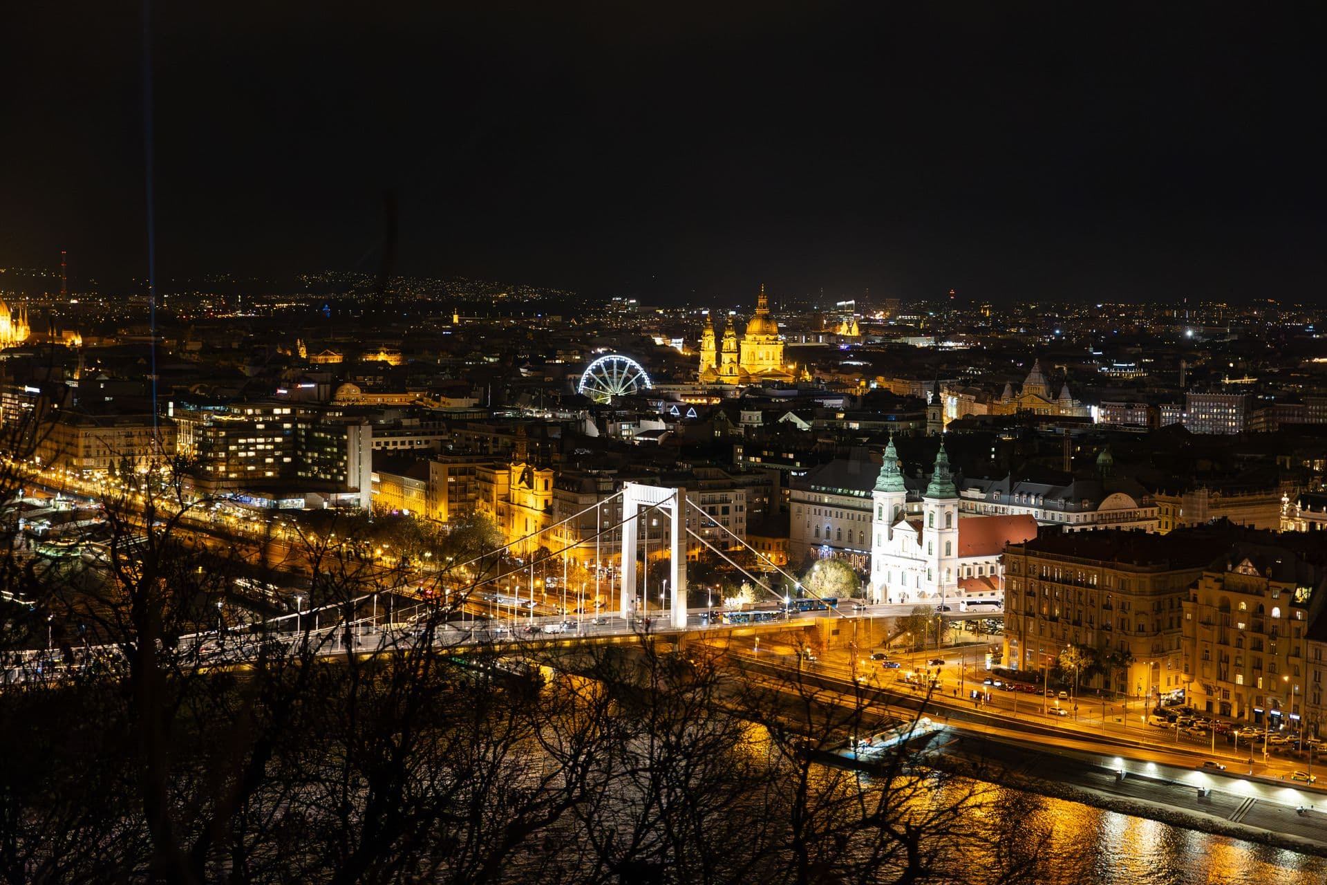 Budapesti városkép naplementében